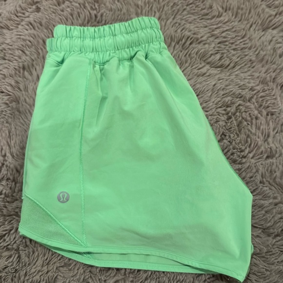 Lululemon Athletica Hotty Hot Low-Rise 4” Lined Shorts 4 inch Scream Green sz 4 - Picture 15 of 16